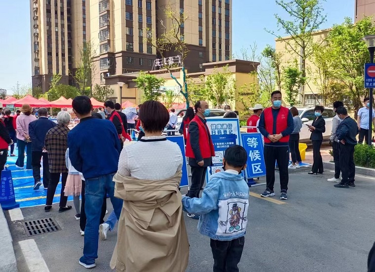 周杰（区人大代表、农行叶集支行行长）带领支行志愿者参加核酸检测演练志愿服务。.jpg