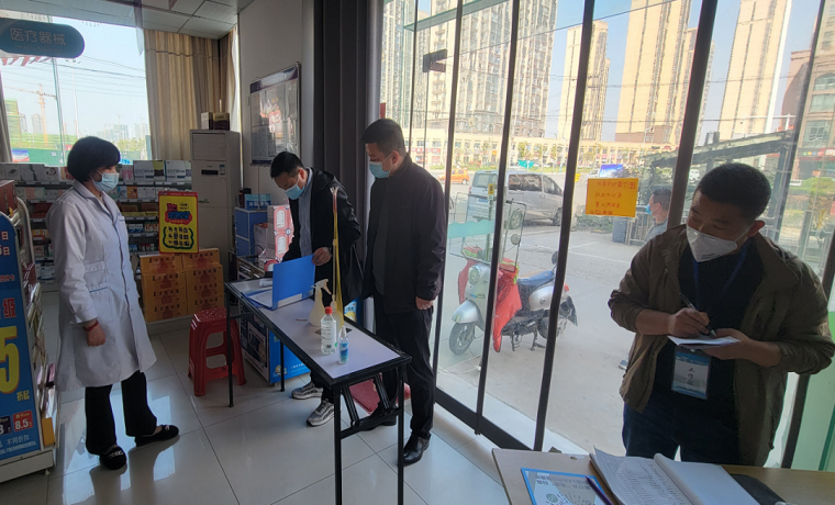 雷镭（区人大代表、史河街道万佛村村委会书记）查看辖区防疫工作落实情况.png