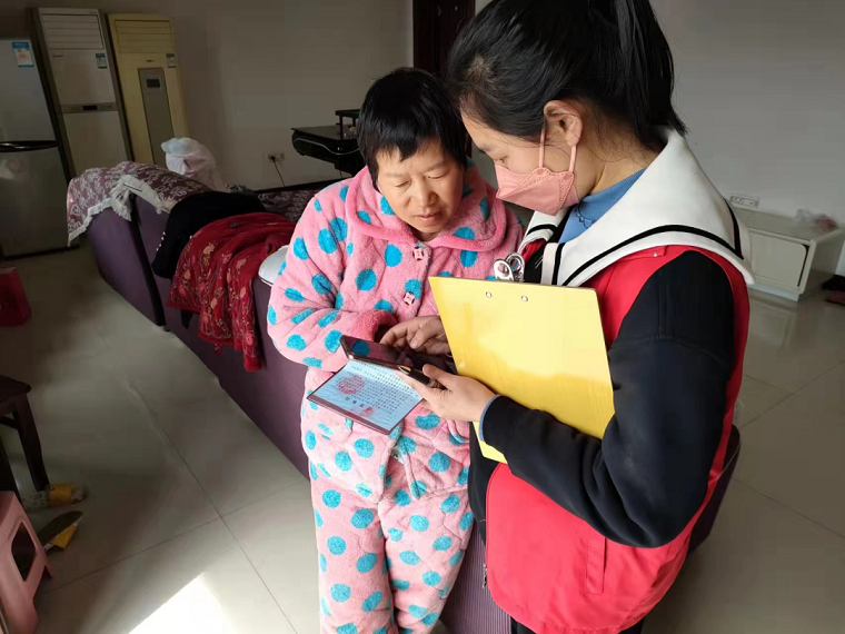 李晶惊（区人大代表、史河街道小南海社区后备干部）积极向社区群众宣传疫情防控知识及相关法律法规.png