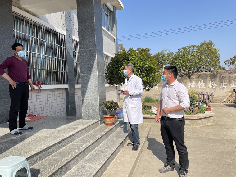 罗士军（区人大代表、三元镇桥元村党支部书记）深入居家隔离户落实“五包一”责任，关心隔离人员身体健康状况，宣传疫情防控政策。.png