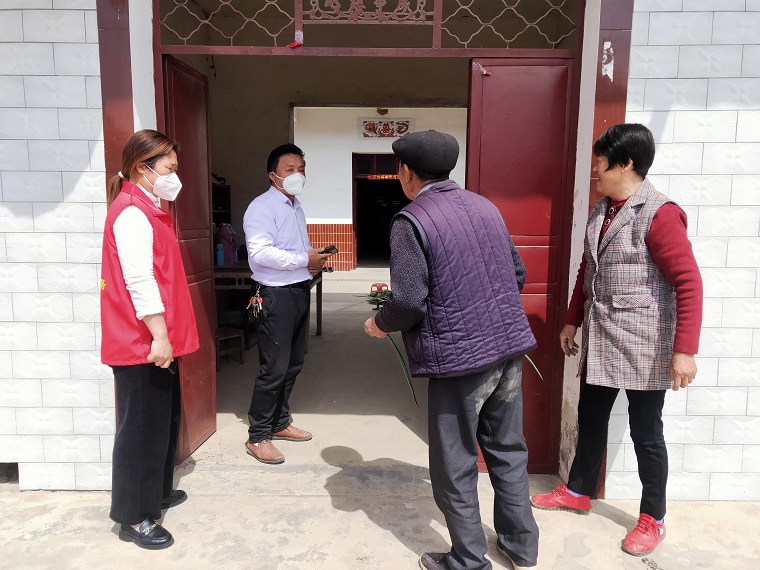 黄乾兵（洪集镇人大代表、牌坊村支部书记）入户查看居家隔离措施落实情况。.jpg