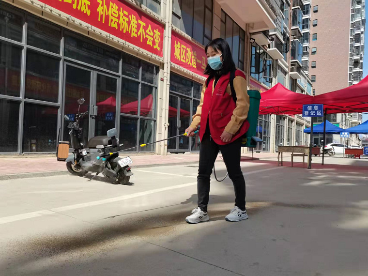 张科（区人大代表、史河街道花园回民村后备干部）投身疫情防控期一线，对街道沿线进行消毒.png