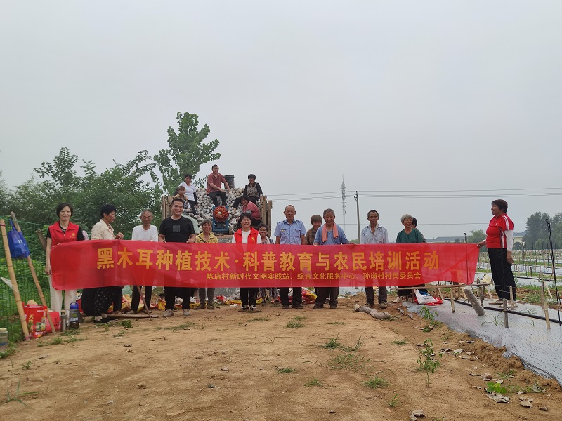 区人大代表汪孟周到黑木耳基地开展“黑木耳种植技术培训活动.JPG