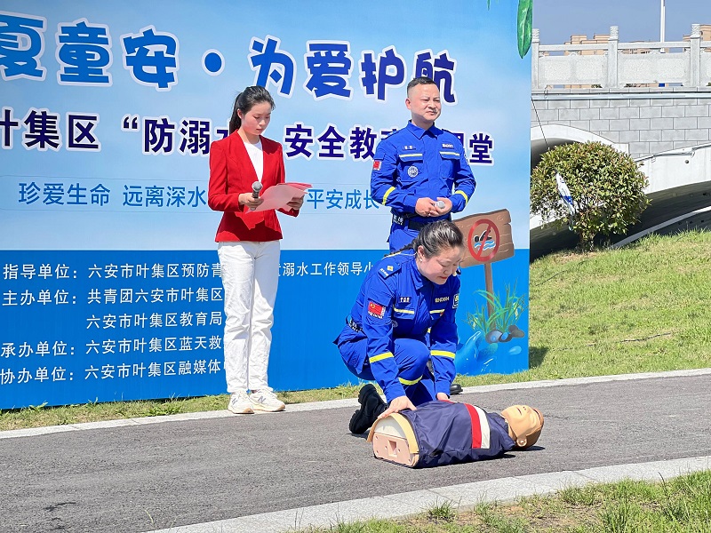 市人大代表夏波开展防溺水安全教育（后右二）.JPG