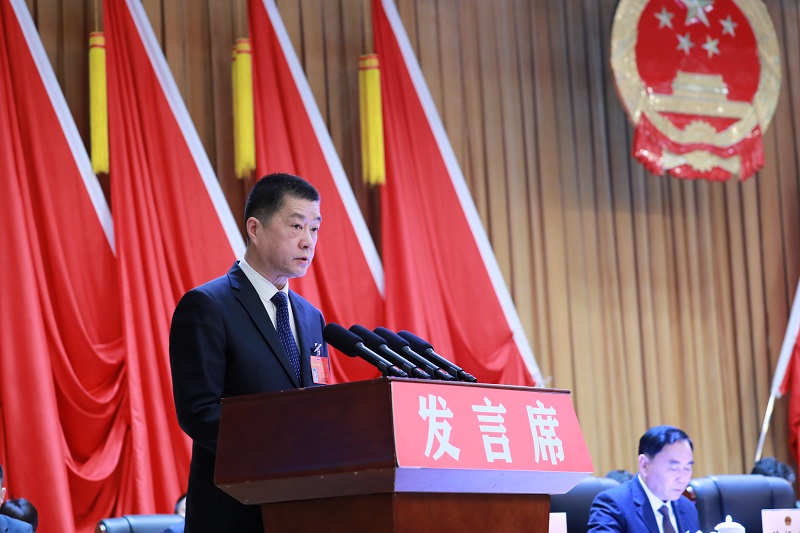 区人大常委会副主任汪晓峰作区人大常委会工作报告.jpg