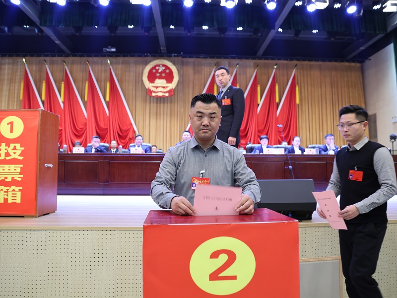 代表们依次进行投票03.jpg