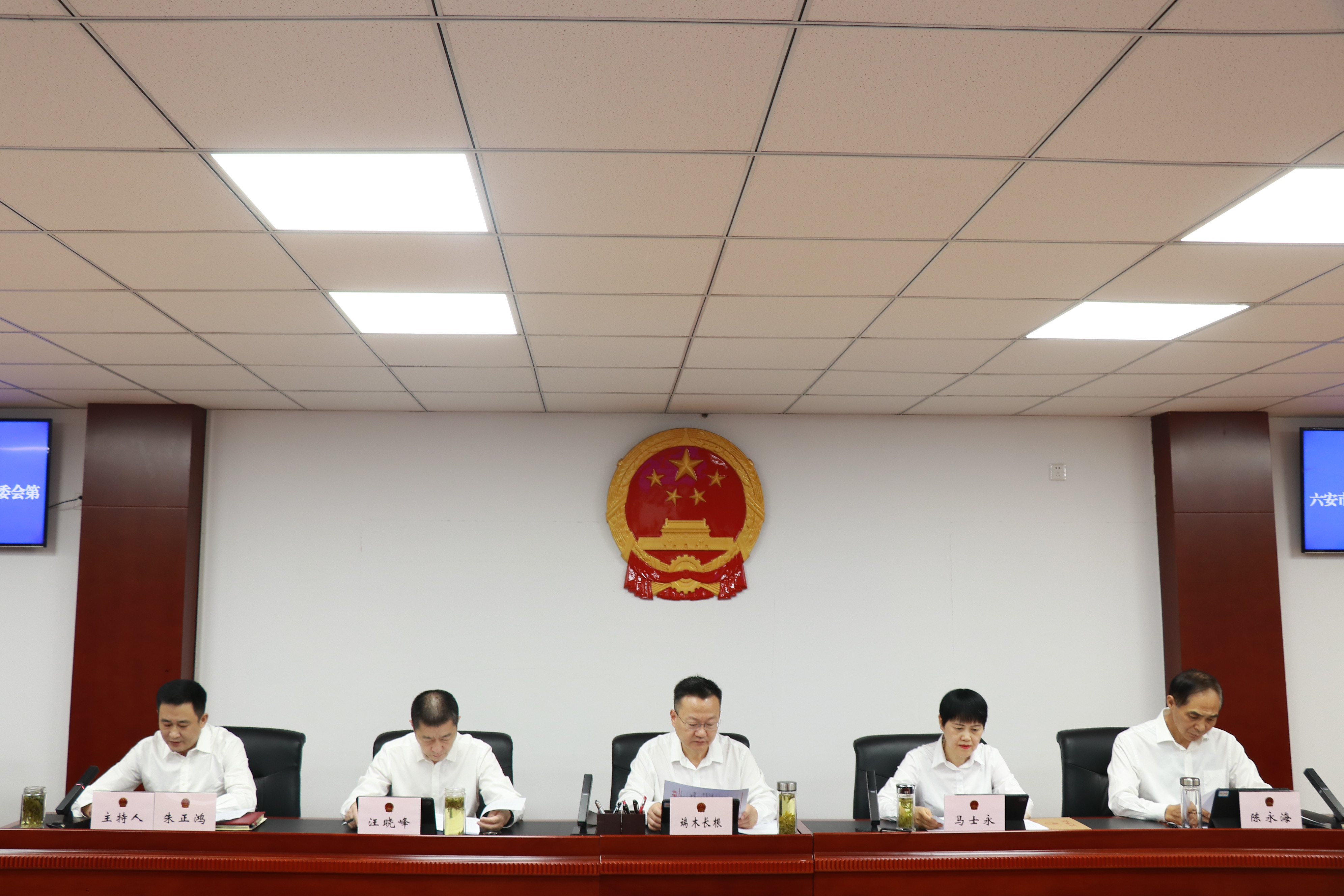 区二届人大常委会召开第三十五次会议